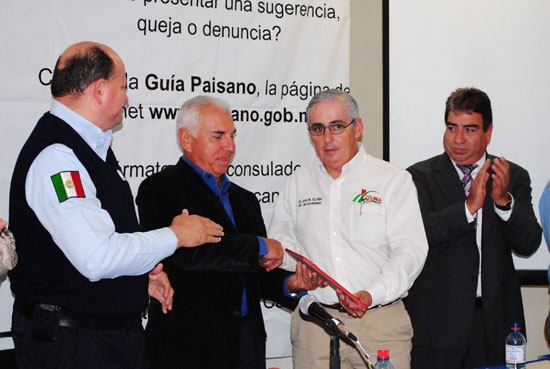 José Martín Faz Ríos, secretario de gobierno, recibe reconocimiento a nombre del alcalde Alberto Aguirre Villarreal.