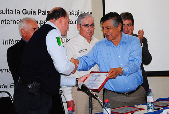 Juan Antonio Balderas Acosta, presidente municipal de Jiménez, recibe reconocimiento por su apoyo al programa Paisano.