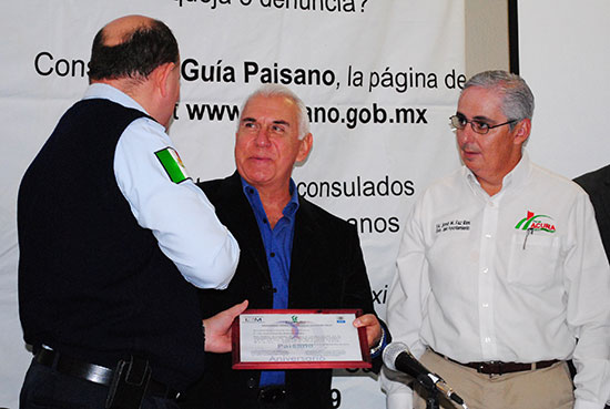 José Eduardo Ramón Valdéz, subsecretario de Fomento Económico del Estado, recibe reconocimiento por su apoyo al programa Paisano.