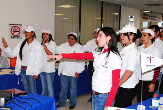 Observadores del Programa Paisano, realizan la toma de protesta durante el inicio del programa en su iteración 2010.