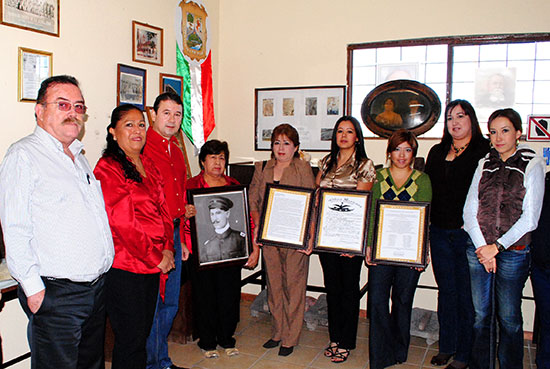 Donan al Museo Municipal fotografía y documentos históricos del Coronel Luis Villarreal