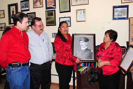 Donan al Museo Municipal fotografía y documentos históricos del Coronel Luis Villarreal
