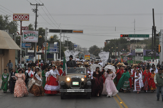 Encabeza alcalde desfile conmemorativo del inicio de la Revolución Mexicana 