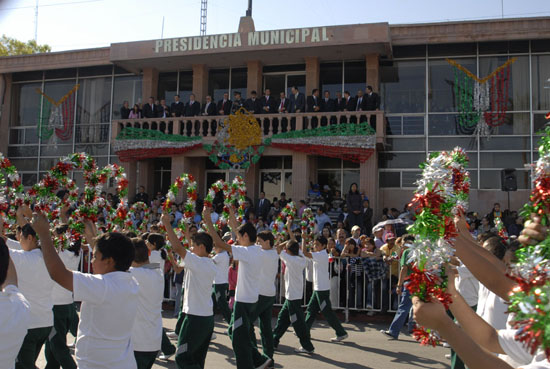 Encabeza el gobernador Humberto Moreira Valdés el desfile del Centenario del inicio de la Revolución Mexicana 