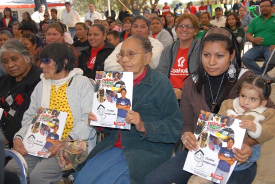 La Señora Vanessa de Moreira entregó las primeras tarjetas de la salud en Ciudad Acuña