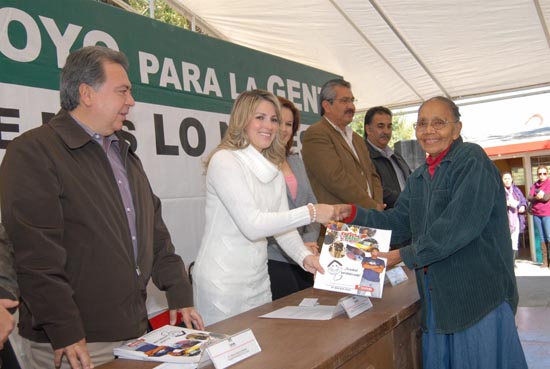 La Señora Vanessa de Moreira entregó las primeras tarjetas de la salud en Ciudad Acuña