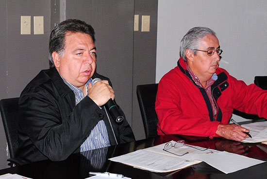 El alcalde Alberto Aguirre y el secretario del Ayuntamiento José Martín Faz Rios, durante la segunda sesión de cabildo de noviembre 2010.