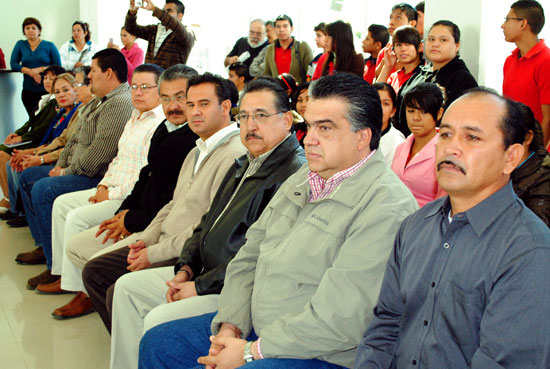 Autoridades municipales, estatales y educativas, durante la presentación de la "Exposición Pictórica Revolucionaria".