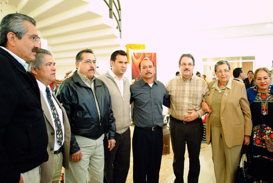 Autoridades municipales, estatales y educativas, durante la presentación de la "Exposición Pictórica Revolucionaria".