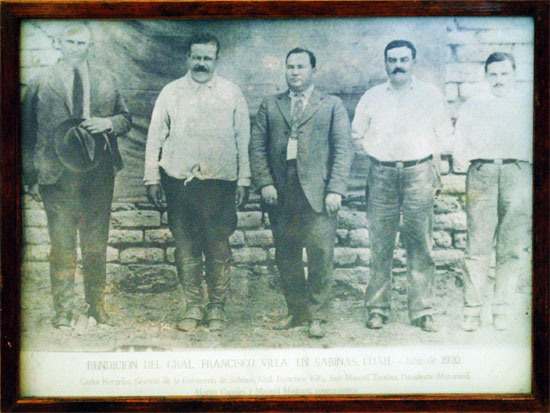 Fotografía histórica, en donde aparecen, Francisco Villa y el alcalde de Sabinas en los años 20's, José Marcial Treviño.