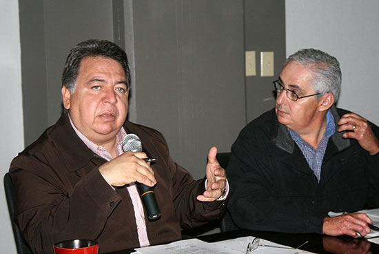 Alcalde de Acuña, Alberto Aguirre Villarreal, y secretario del Ayuntamiento José Martín Faz Ríos.