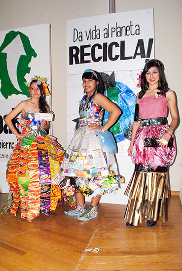 Ganadoras del desfile de modas, dentro del programa Da vida al Planeta. ¡Recicla!