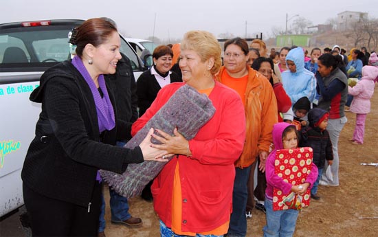 Convive la presidenta del sistema DIF con familias del ejido Balcones  y de la colonia Morelos   