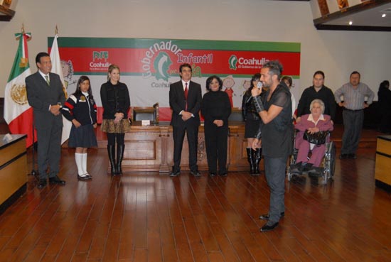El Gobernador Humberto Moreira Valdés entregó reconocimiento a Mario Domm, vocalista de “Camila”