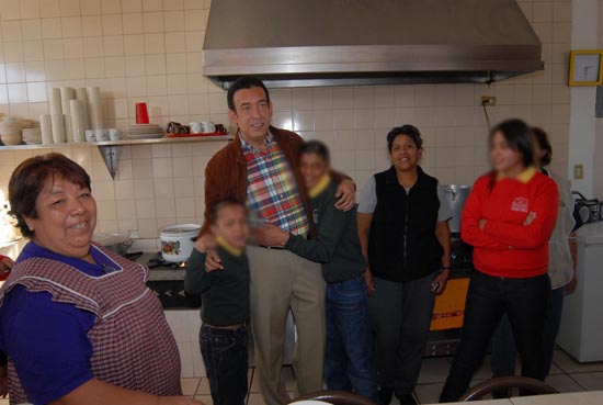 El gobernador Humberto Moreira y su esposa ofrecen comida a las niñas y niños 