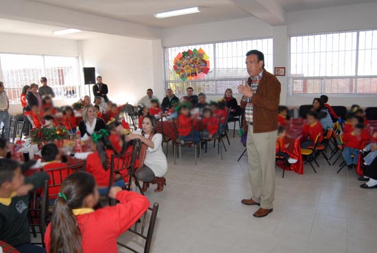 El gobernador Humberto Moreira y su esposa ofrecen comida a las niñas y niños 