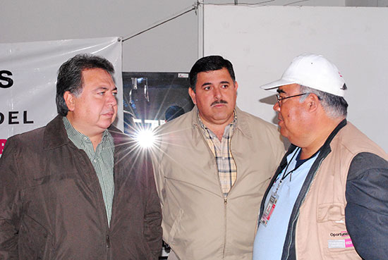 Alberto Aguirre Villarreal, alcalde de Acuña; Manuel Menchaca, de Desarrollo Social y José Isabel Flores Rojas, promotor de Oportunidades.