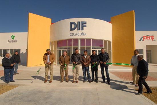 Inaugura el gobernador Humberto Moreira el edificio del DIF Acuña
