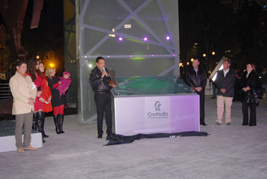 Inauguran el gobernador Humberto Moreira y su esposa la Gran Plaza de Piedras Negras 