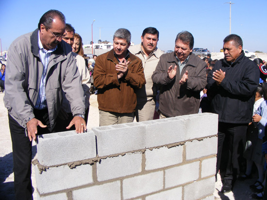 Inicia el gobierno del profesor Humberto Moreira la construcción de jardín de niños y primaria en Acuña 