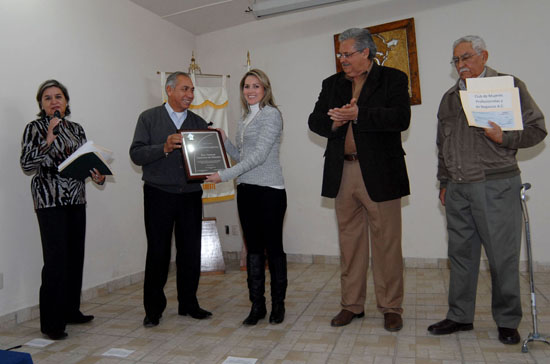 Los ONG´s de la Región Sureste entregan reconocimiento a la señora Vanessa de Moreira 