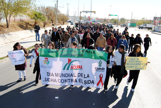 Marchan estudiantes en el día mundial de la lucha contra el SIDA 