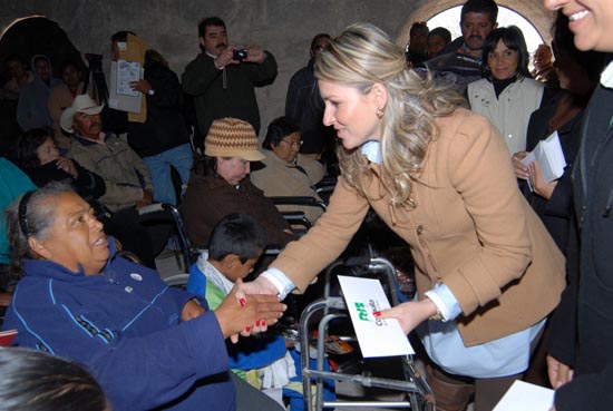 Más de 800 becas “Apadrina un Angelito” ha entregado la señora Vanessa de Moreira