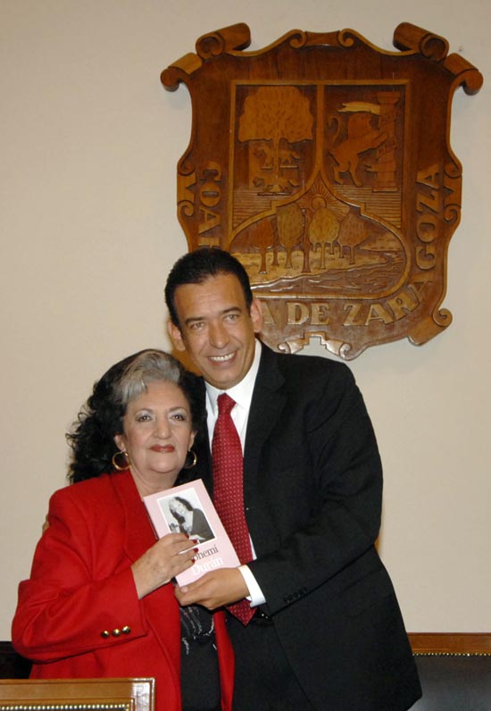 Presenta el gobernador Humberto Moreira el libro de la Señora Nohemí Durán Reyes