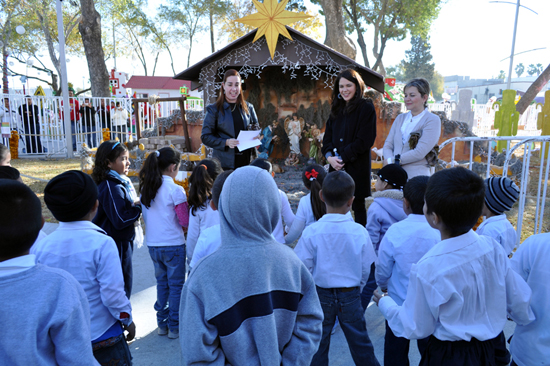 Recorre presidenta del DIF municipal la villa navideña con los  alumnos de la escuela “Mano Amiga” 