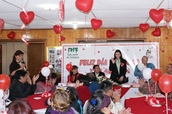 DIF festeja el Dia del Amor y la Amistad con grupo de  capacidades diferentes 