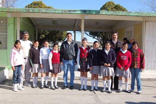 Entrega alcalde Antonio Nerio apoyos a la  Escuela Lazaro Cardenas 