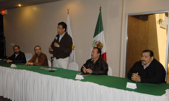 Entrega el gobernador Humberto Moreira Valdés apoyos al Centro Multimedia en Piedras Negras