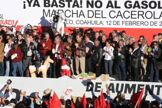 Más de 30 mil personas exigen a Calderón un alto a la carestía de la vida 
