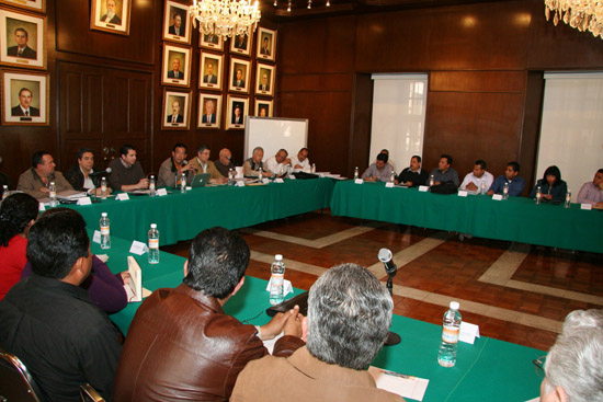Se reúne el gobernador Humberto Moreira con los alcaldes rumbo a la firma del convenio Mano con Mano 2010-2011 