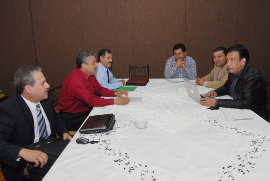 Se reúne el gobernador Humberto Moreira Valdés con los alcaldes de San Buenaventura, Castaños y Nava 