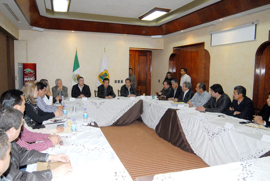Se reúne el gobernador Humberto Moreira Valdés con los alcaldes de San Buenaventura, Castaños y Nava 
