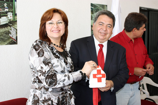 Atestigua Alberto Aguirre entrega de tres modernas ambulancias al Patronato de la Cruz Roja