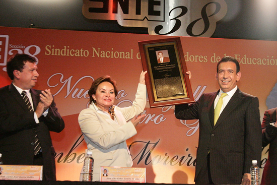 Entrega Elba Esther Gordillo, a nombre de la Sección 38 del SNTE, reconocimiento a Humberto Moreira
