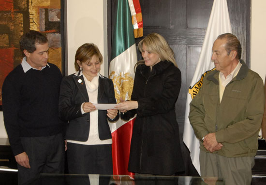 La señora Vanessa de Moreira entrega donativo a la Cruz Roja delegación Saltillo