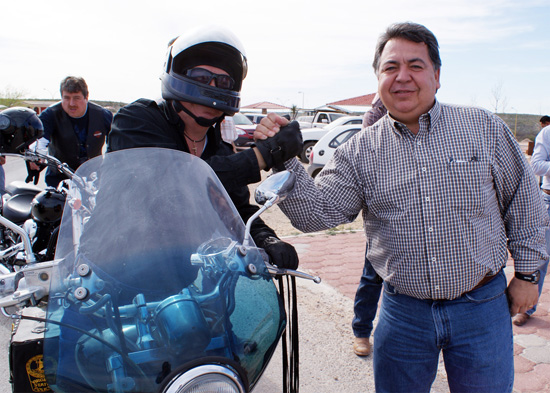Recibe el Alcalde Alberto Aguirre Villarreal a los “Bikers” 