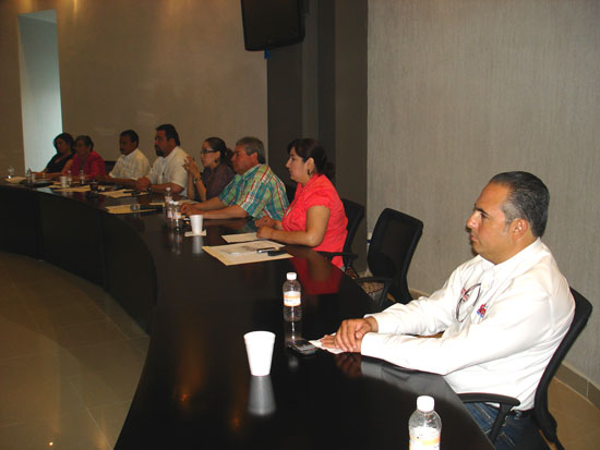 Subgerente de SIMAS Acuña, prof. Alfredo Cisneros y al fondo miembros del Cabildo.