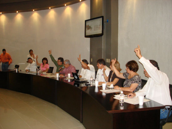El H. Cabildo encabezado por el alcalde Alberto Aguirre, votan a favor de la propuesta.