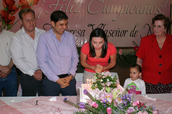 Dan fiesta sorpresa a Anateresa Villaseñor de Nerio por su cumpleaños 