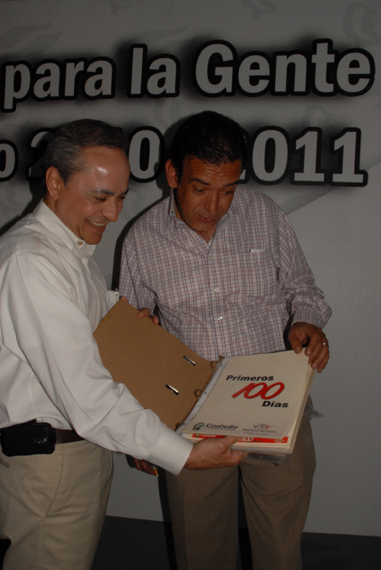 Entrega alcalde José Manuel Maldonado informe de “100 dias” a gobernador del estado 