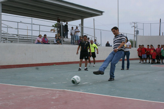 Inaugura Antonio Nerio Maltos y Anateresa Villaseñor de Nerio  torneo infantil de fútbol rápido 