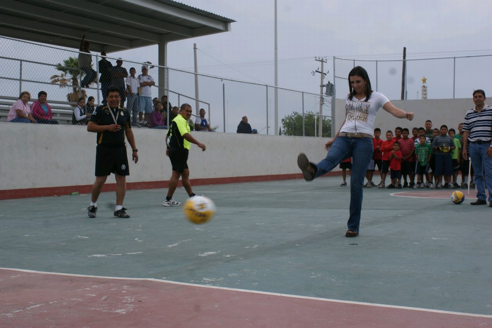 Inaugura Antonio Nerio Maltos y Anateresa Villaseñor de Nerio  torneo infantil de fútbol rápido 