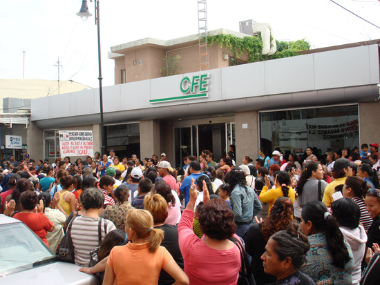 Protestan en Acuña contra la CFE 