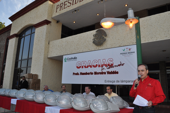 Recibe municipio mil  lámparas por parte del gobernador Humberto Moreira Valdés  