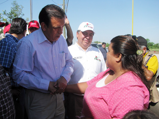 El gobernador, Humberto Moreira Valdes y el alcalde Alberto Aguirre Villarreal entregaron electrodomesticos 