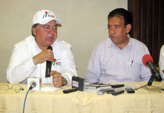 El gobernador, Humberto Moreira Valdes y el alcalde Alberto Aguirre Villarreal entregaron electrodomesticos 